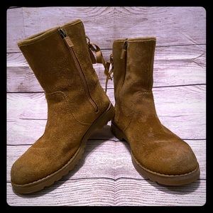 𝑼𝑮𝑮'𝒔: Kids brown boots w/ cute bows & zippers